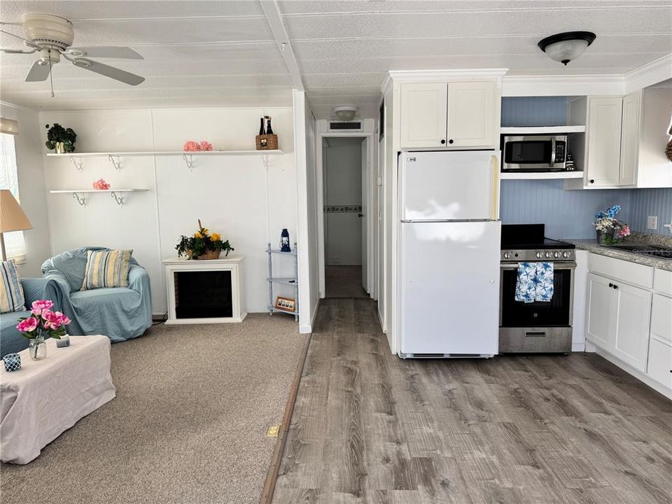 For Sale: $249,000 (1 beds, 1 baths, 640 Square Feet)