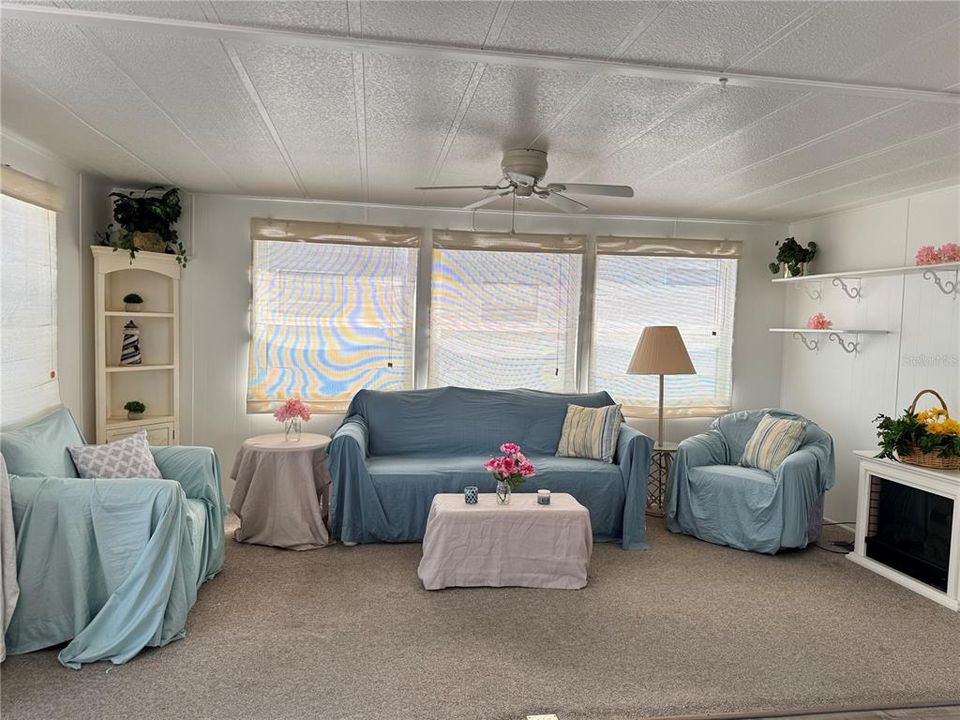 For Sale: $249,000 (1 beds, 1 baths, 640 Square Feet)