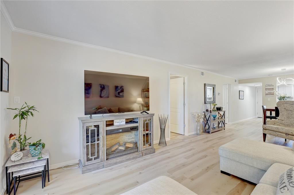 For Sale: $169,000 (2 beds, 1 baths, 1142 Square Feet)