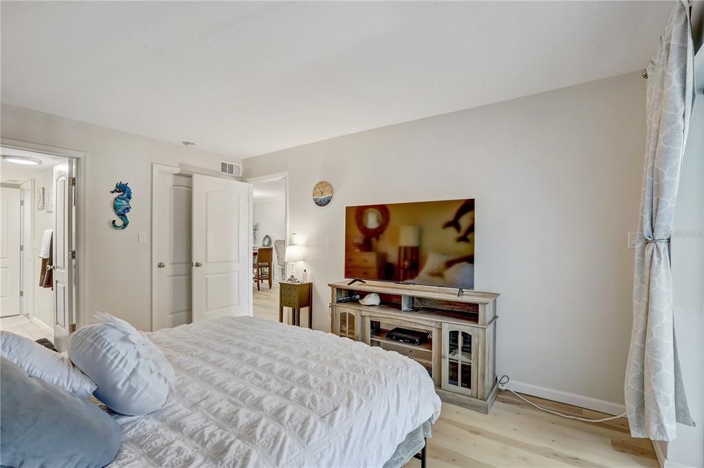 For Sale: $169,000 (2 beds, 1 baths, 1142 Square Feet)