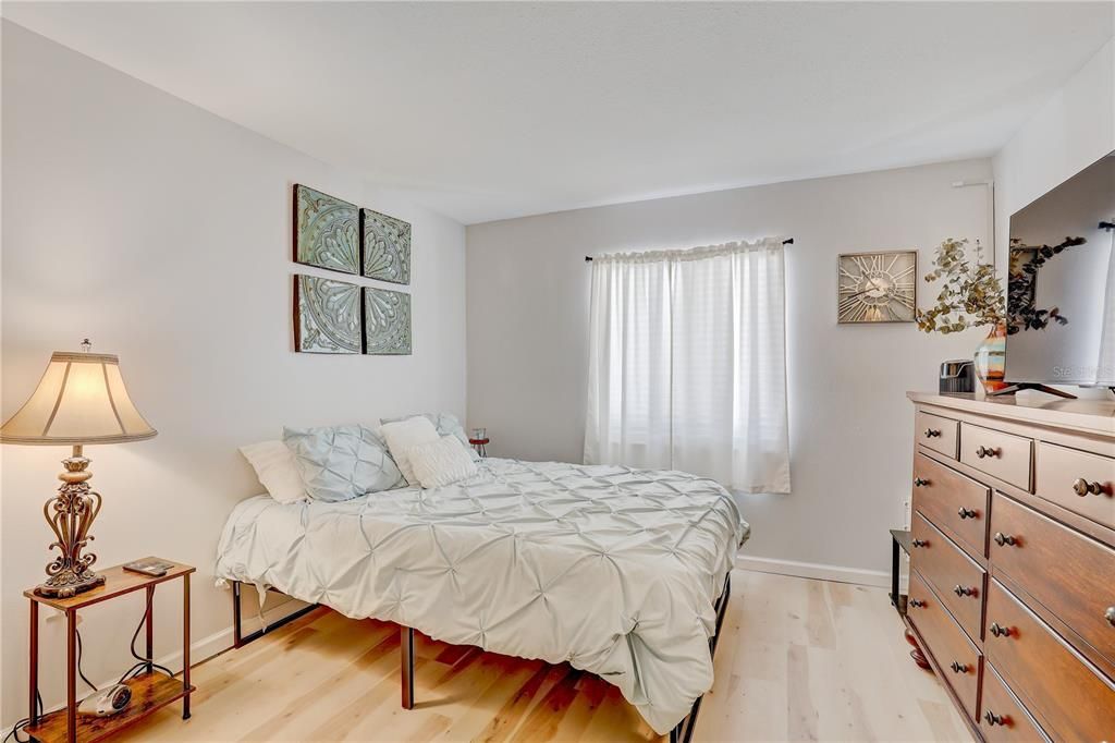 For Sale: $169,000 (2 beds, 1 baths, 1142 Square Feet)