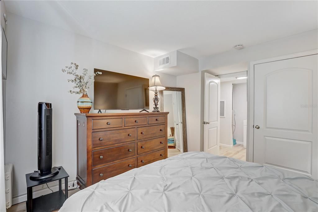 For Sale: $169,000 (2 beds, 1 baths, 1142 Square Feet)