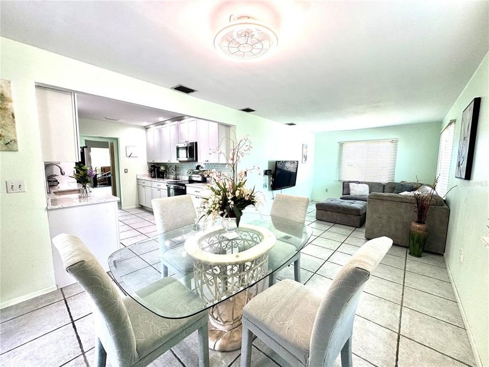 For Sale: $344,000 (2 beds, 2 baths, 1601 Square Feet)