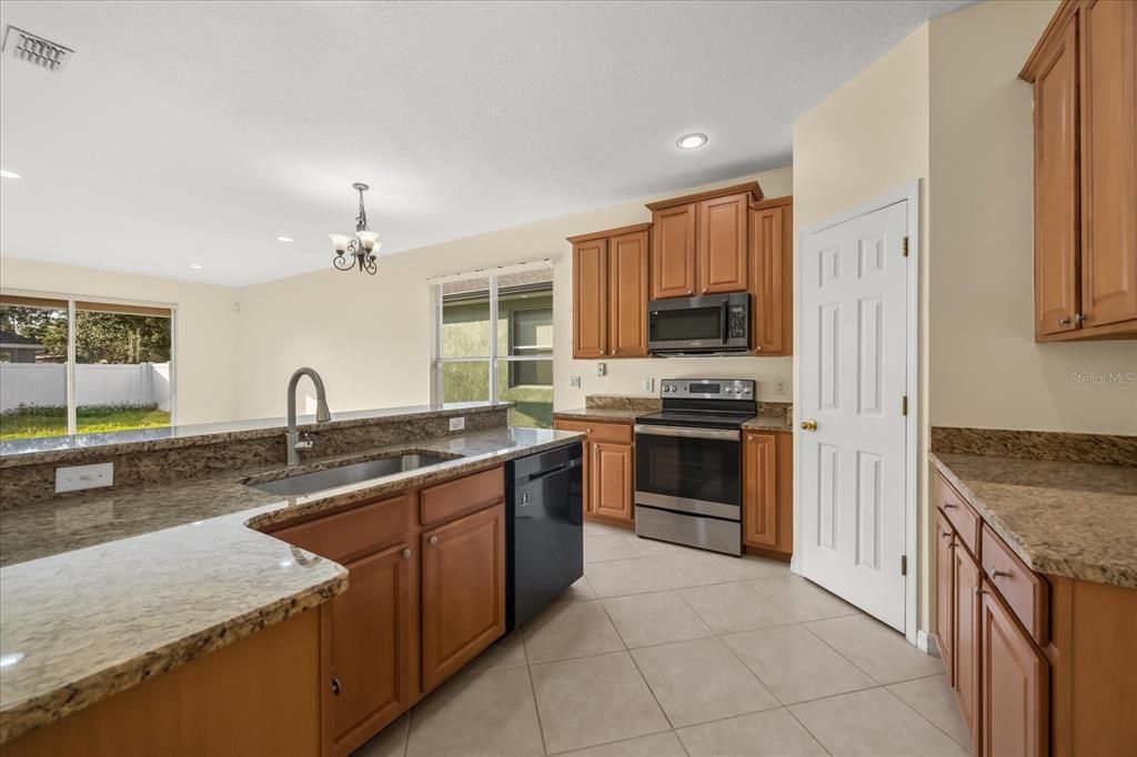 Под контрактом: $499,000 (4 спален, 3 ванн, 2123 Квадратных фут)