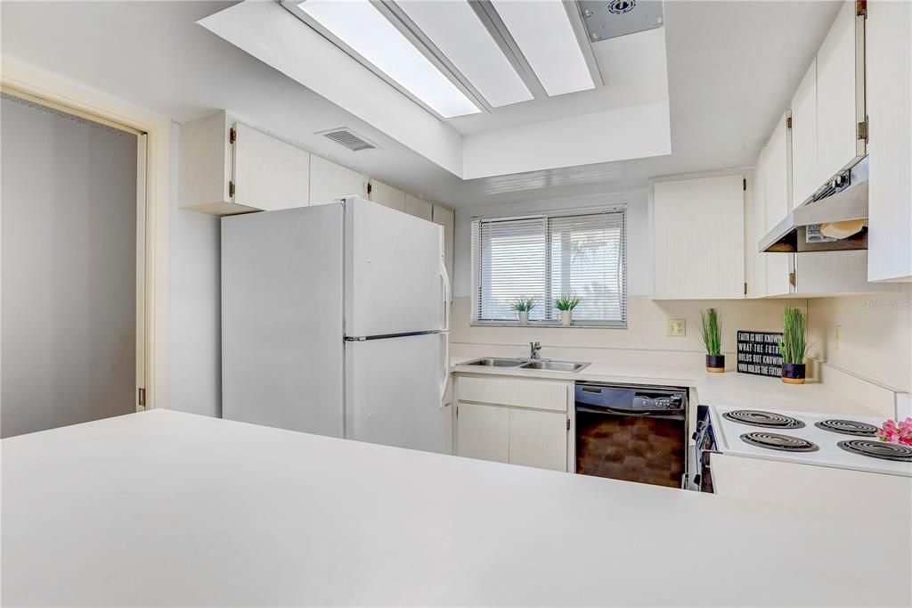 For Sale: $649,000 (2 beds, 2 baths, 1177 Square Feet)