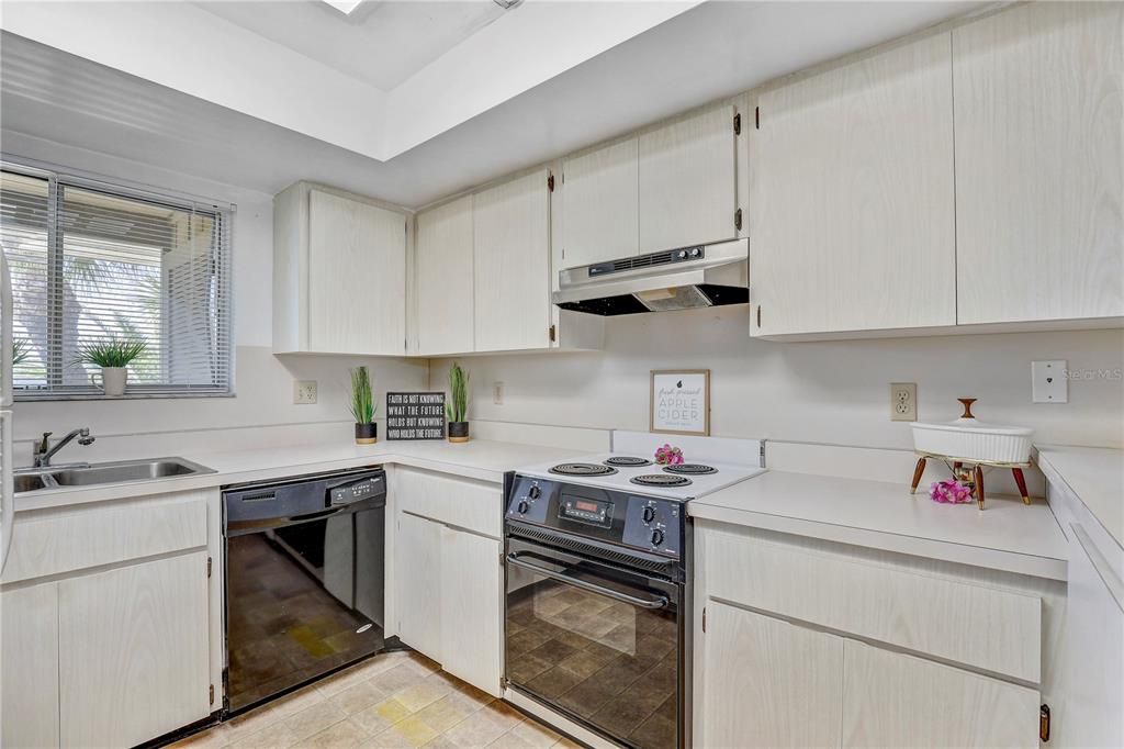 For Sale: $649,000 (2 beds, 2 baths, 1177 Square Feet)