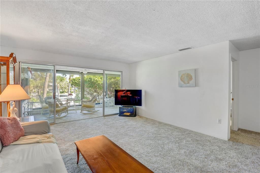 For Sale: $649,000 (2 beds, 2 baths, 1177 Square Feet)