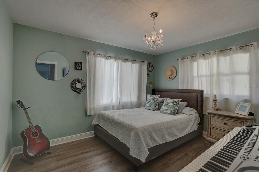 合同活跃: $549,000 (3 贝兹, 2 浴室, 1465 平方英尺)