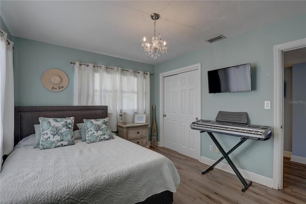 合同活跃: $549,000 (3 贝兹, 2 浴室, 1465 平方英尺)