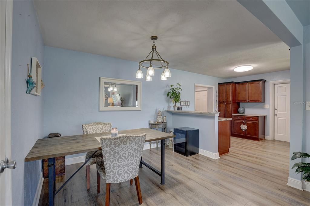 合同活跃: $549,000 (3 贝兹, 2 浴室, 1465 平方英尺)