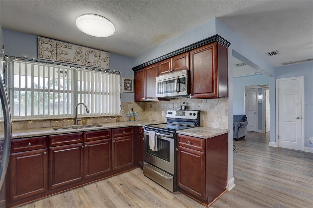 合同活跃: $549,000 (3 贝兹, 2 浴室, 1465 平方英尺)