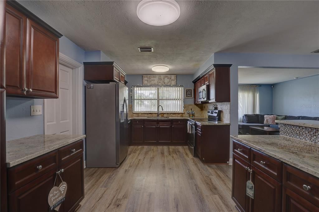 合同活跃: $549,000 (3 贝兹, 2 浴室, 1465 平方英尺)