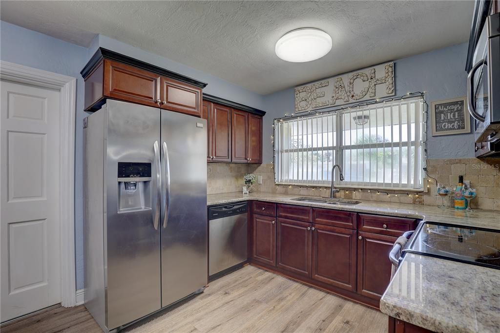 合同活跃: $549,000 (3 贝兹, 2 浴室, 1465 平方英尺)