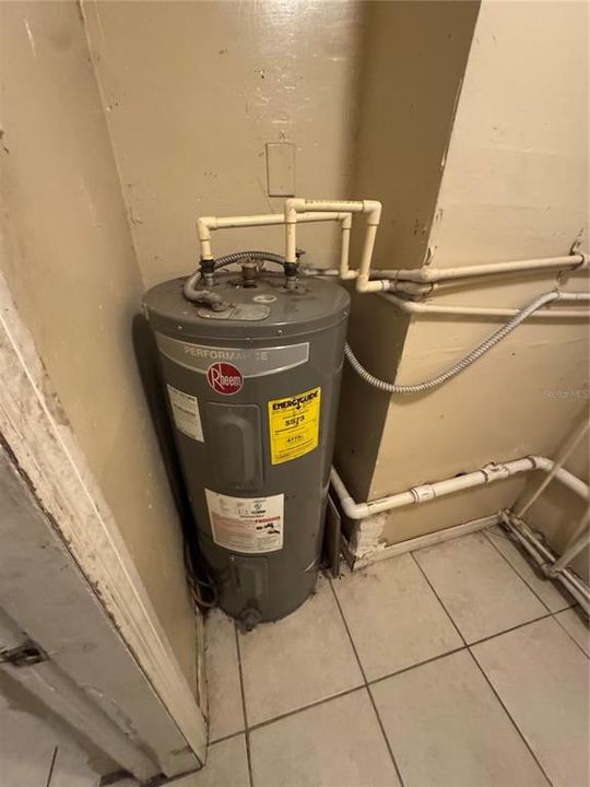 合同活跃: $245,000 (4 贝兹, 2 浴室, 1514 平方英尺)