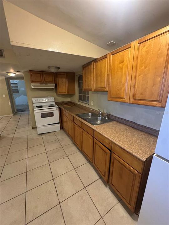 合同活跃: $245,000 (4 贝兹, 2 浴室, 1514 平方英尺)