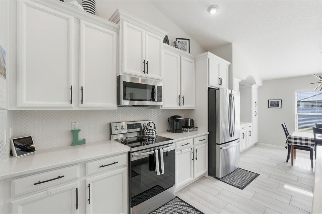 Activo con contrato: $439,000 (3 camas, 2 baños, 2208 Pies cuadrados)