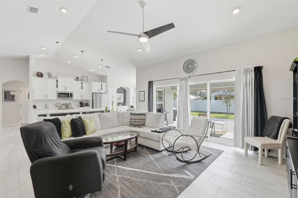 Activo con contrato: $439,000 (3 camas, 2 baños, 2208 Pies cuadrados)