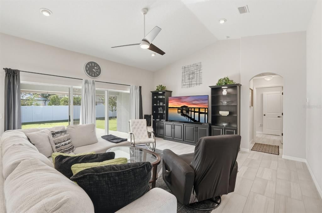 Activo con contrato: $439,000 (3 camas, 2 baños, 2208 Pies cuadrados)