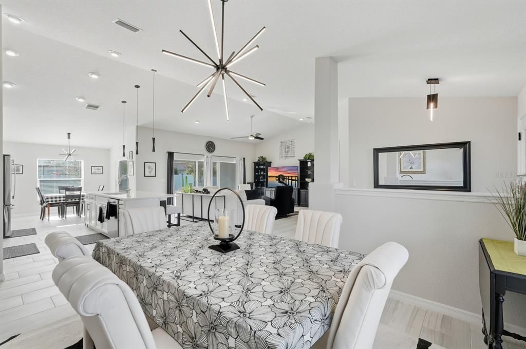 Activo con contrato: $439,000 (3 camas, 2 baños, 2208 Pies cuadrados)