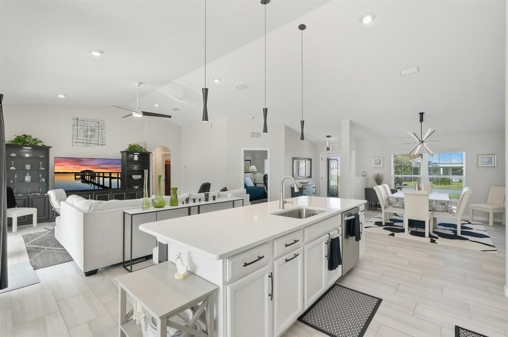 Activo con contrato: $439,000 (3 camas, 2 baños, 2208 Pies cuadrados)