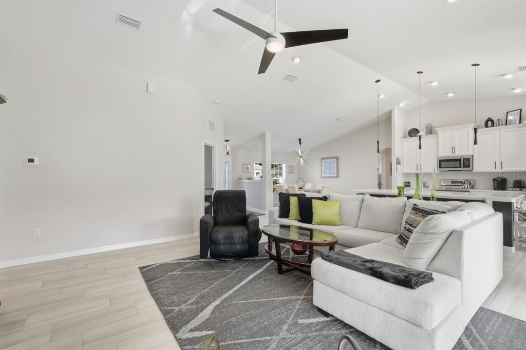 Activo con contrato: $439,000 (3 camas, 2 baños, 2208 Pies cuadrados)