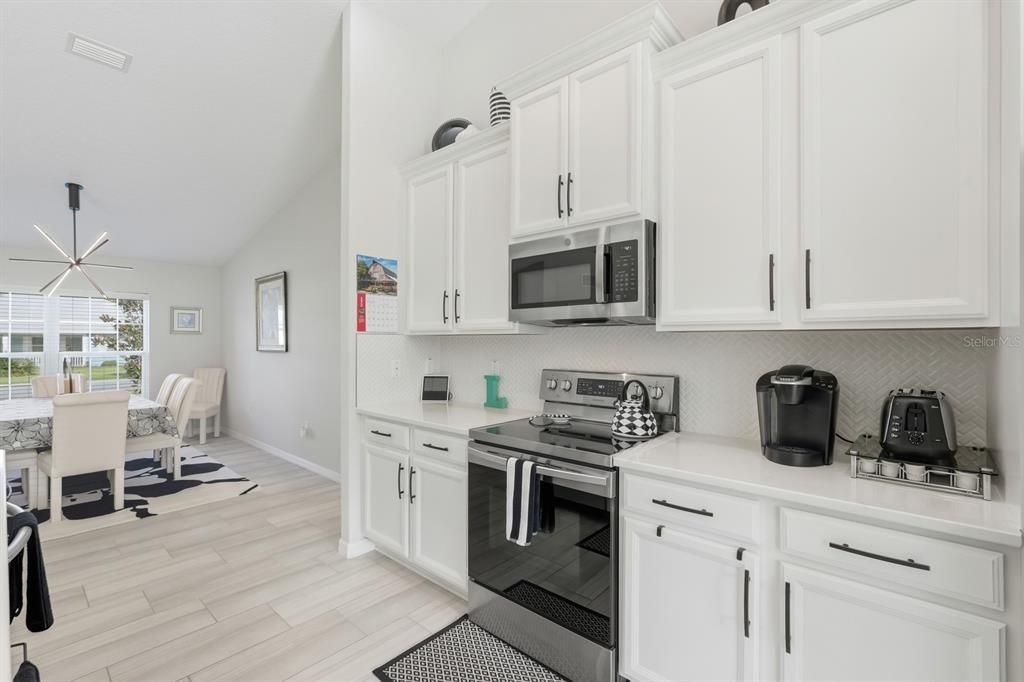 Activo con contrato: $439,000 (3 camas, 2 baños, 2208 Pies cuadrados)