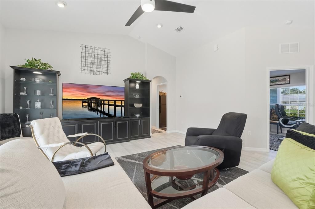 Activo con contrato: $439,000 (3 camas, 2 baños, 2208 Pies cuadrados)