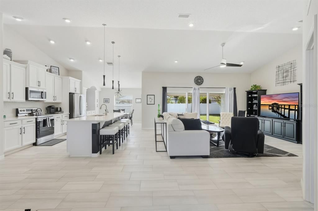 Activo con contrato: $439,000 (3 camas, 2 baños, 2208 Pies cuadrados)