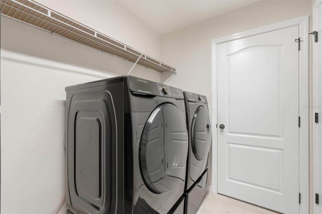 Activo con contrato: $439,000 (3 camas, 2 baños, 2208 Pies cuadrados)