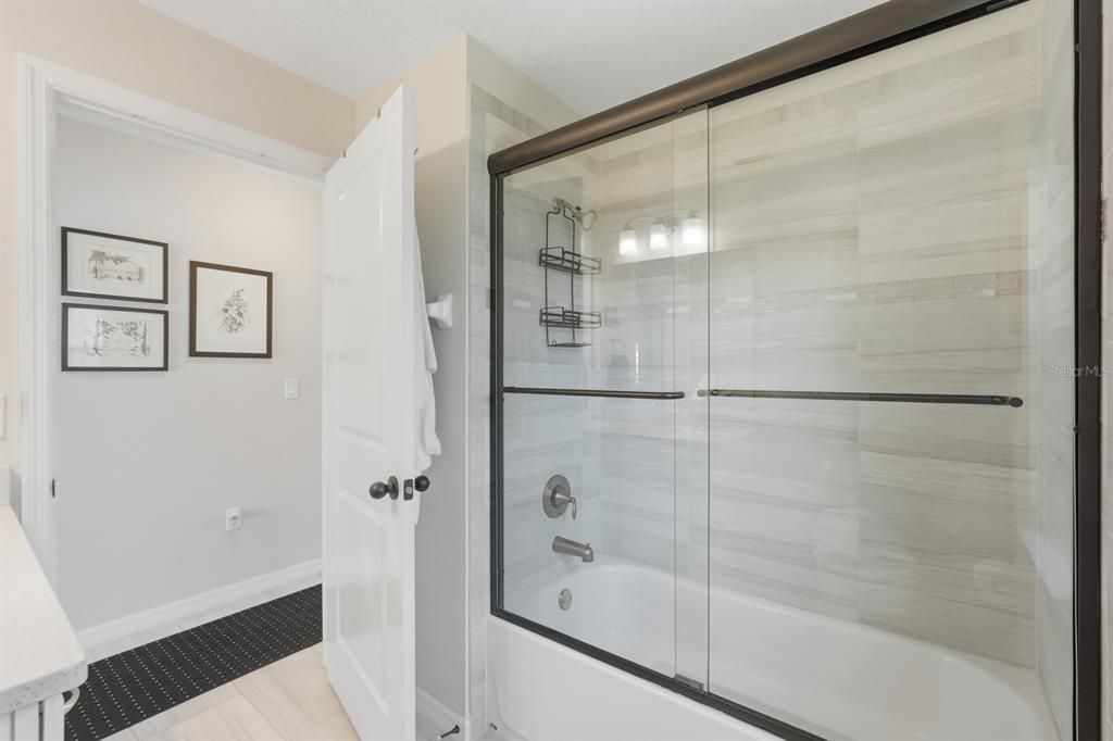 Activo con contrato: $439,000 (3 camas, 2 baños, 2208 Pies cuadrados)