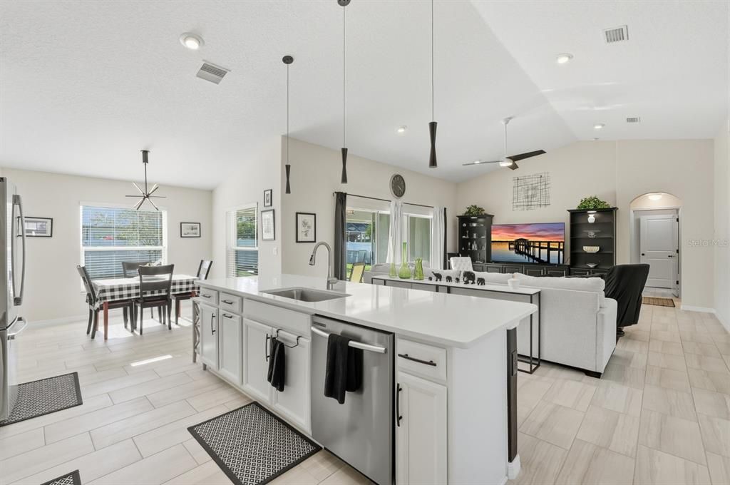 Activo con contrato: $439,000 (3 camas, 2 baños, 2208 Pies cuadrados)