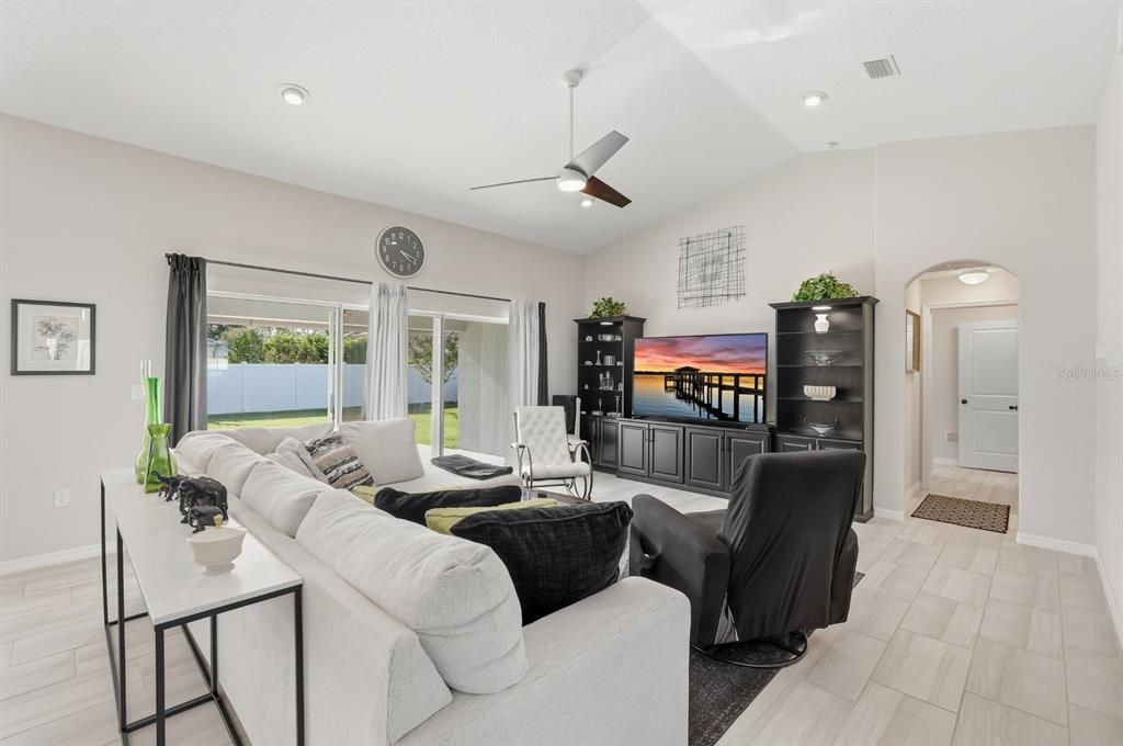 Activo con contrato: $439,000 (3 camas, 2 baños, 2208 Pies cuadrados)