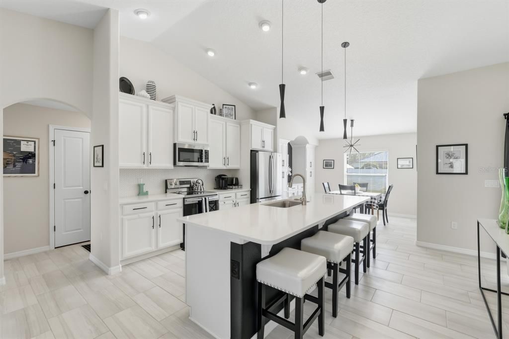 Activo con contrato: $439,000 (3 camas, 2 baños, 2208 Pies cuadrados)