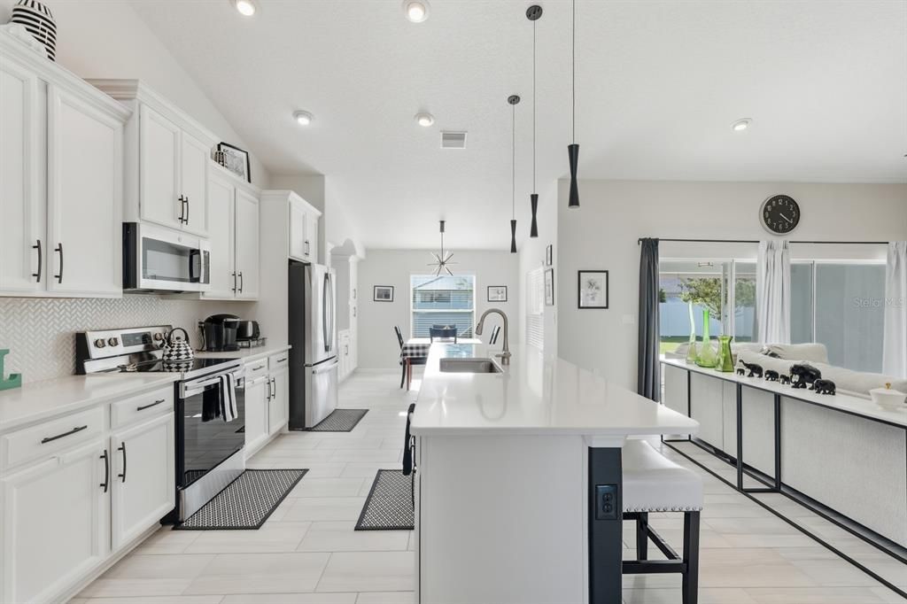 Activo con contrato: $439,000 (3 camas, 2 baños, 2208 Pies cuadrados)