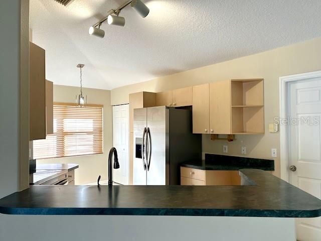 Activo con contrato: $379,900 (3 camas, 2 baños, 1226 Pies cuadrados)