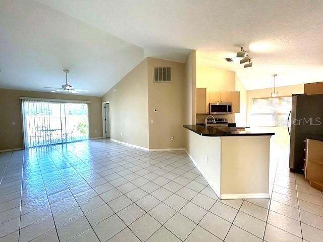 Activo con contrato: $379,900 (3 camas, 2 baños, 1226 Pies cuadrados)