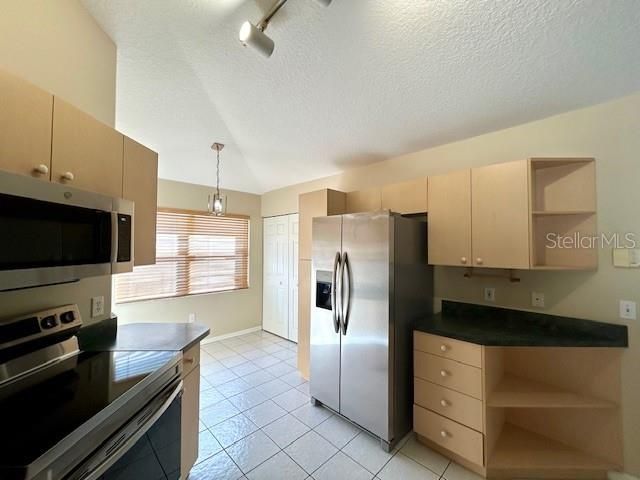 Activo con contrato: $379,900 (3 camas, 2 baños, 1226 Pies cuadrados)