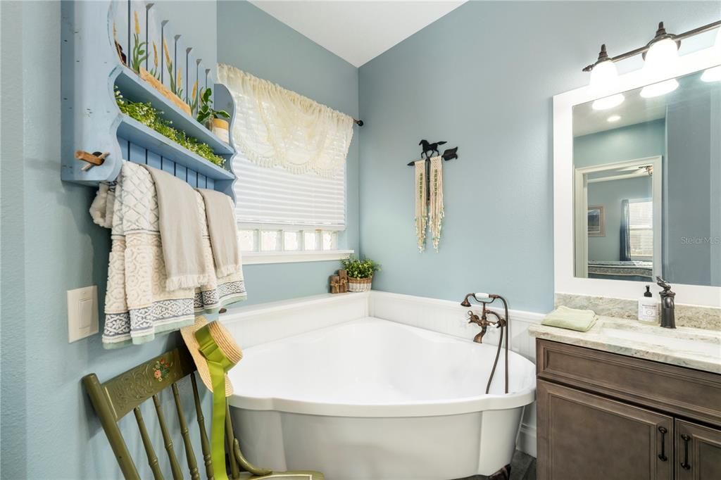 For Sale: $610,000 (4 beds, 2 baths, 1917 Square Feet)