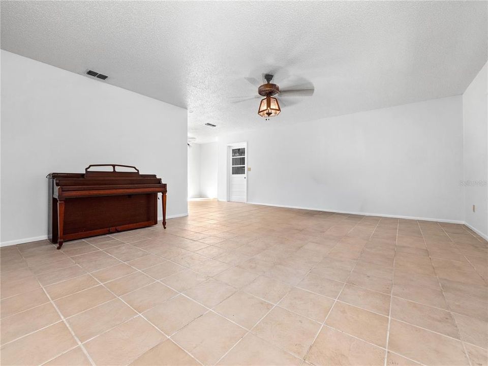 На продажу: $500,000 (4 спален, 2 ванн, 1811 Квадратных фут)