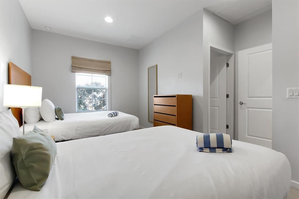 For Sale: $289,000 (2 beds, 2 baths, 1350 Square Feet)