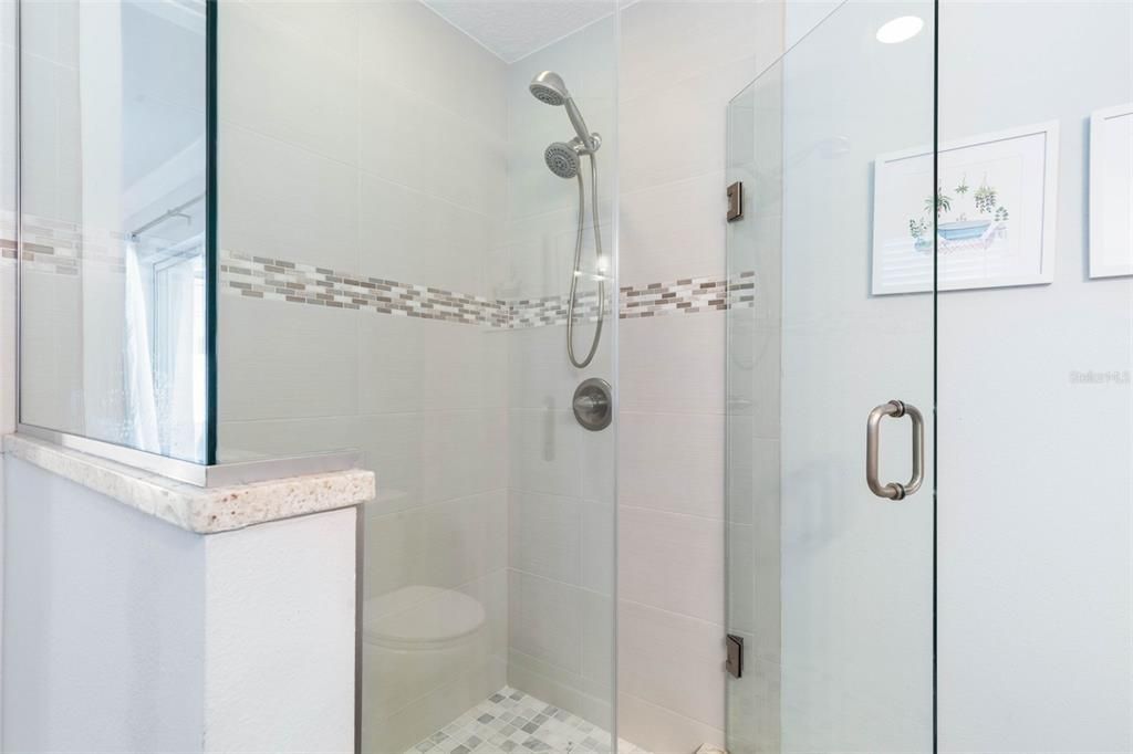 合同活跃: $875,000 (4 贝兹, 2 浴室, 1560 平方英尺)