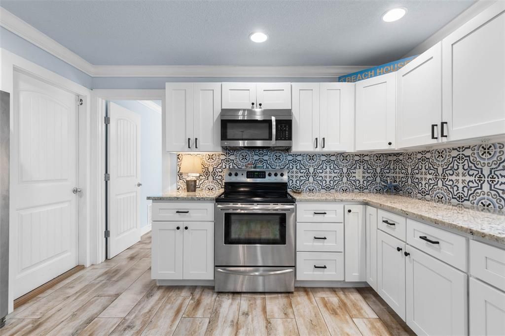 合同活跃: $875,000 (4 贝兹, 2 浴室, 1560 平方英尺)