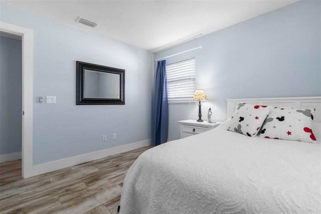 合同活跃: $875,000 (4 贝兹, 2 浴室, 1560 平方英尺)