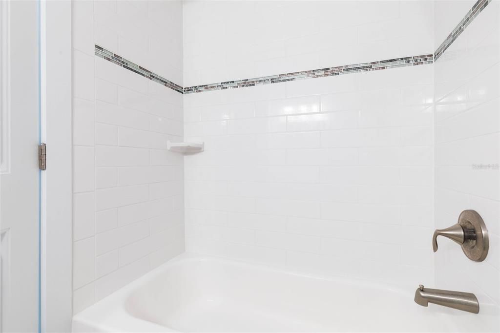 合同活跃: $875,000 (4 贝兹, 2 浴室, 1560 平方英尺)