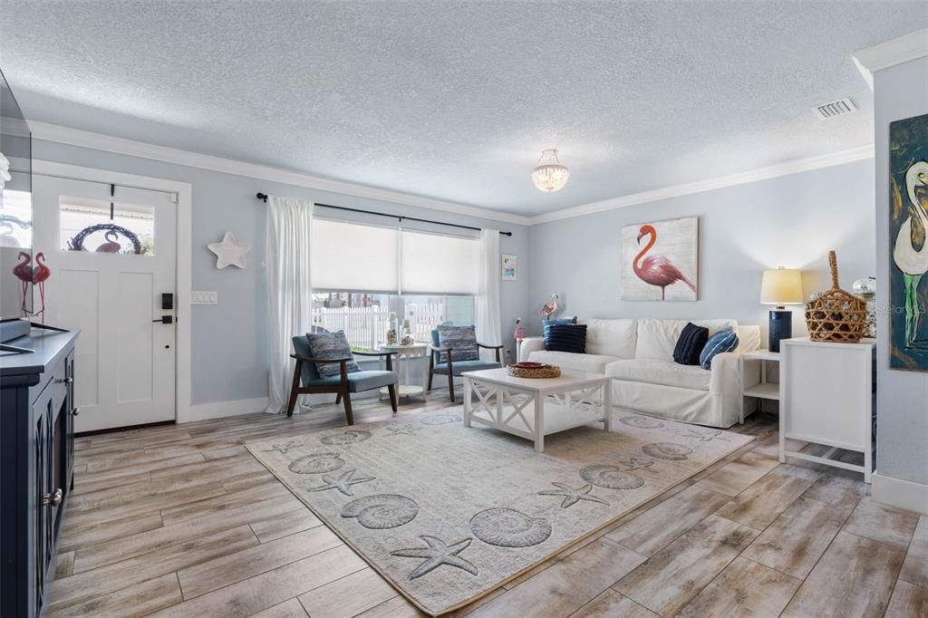 合同活跃: $875,000 (4 贝兹, 2 浴室, 1560 平方英尺)