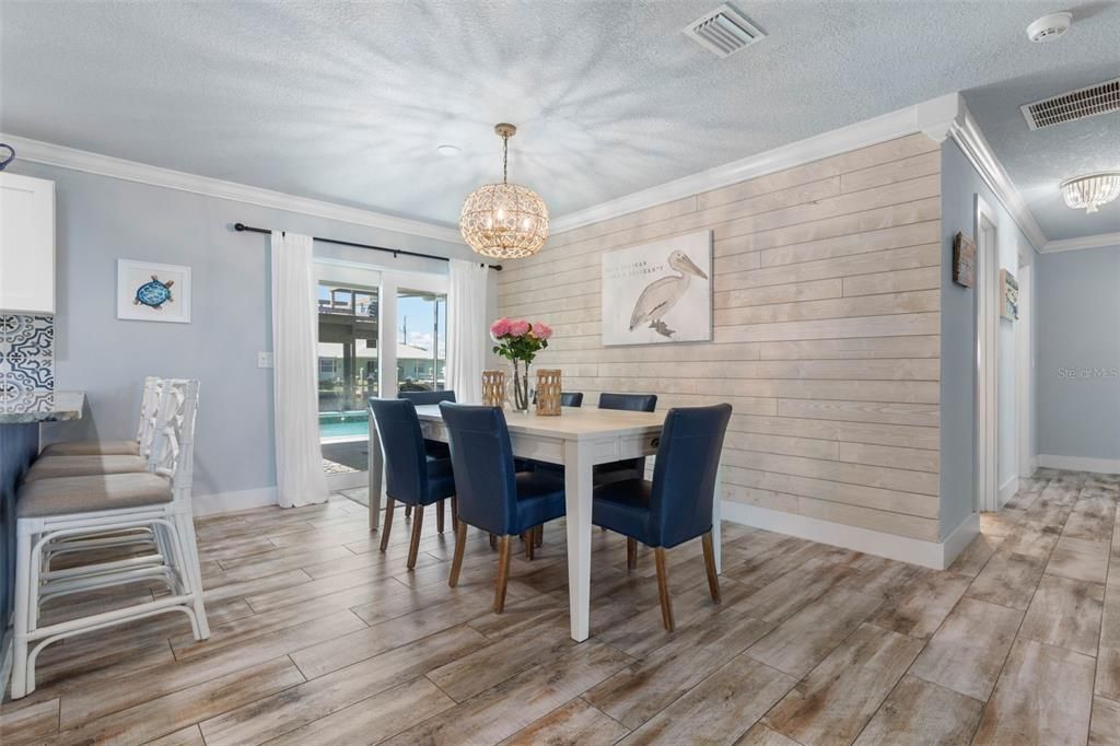 合同活跃: $875,000 (4 贝兹, 2 浴室, 1560 平方英尺)