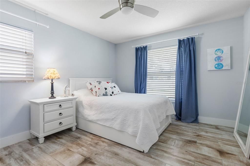 合同活跃: $875,000 (4 贝兹, 2 浴室, 1560 平方英尺)