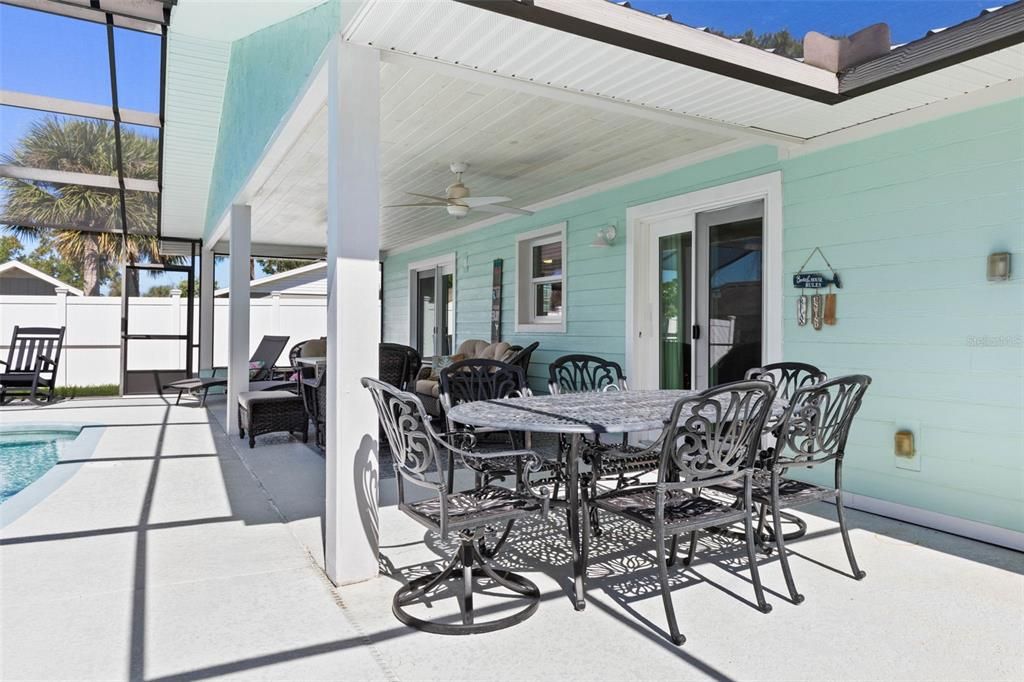 合同活跃: $875,000 (4 贝兹, 2 浴室, 1560 平方英尺)