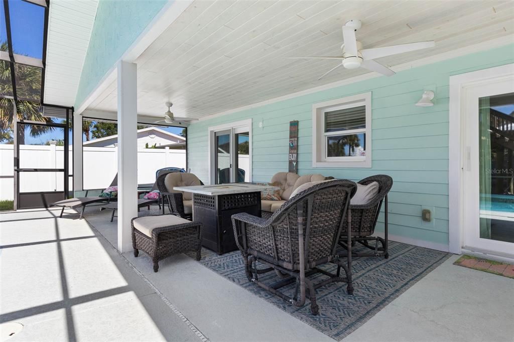 合同活跃: $875,000 (4 贝兹, 2 浴室, 1560 平方英尺)