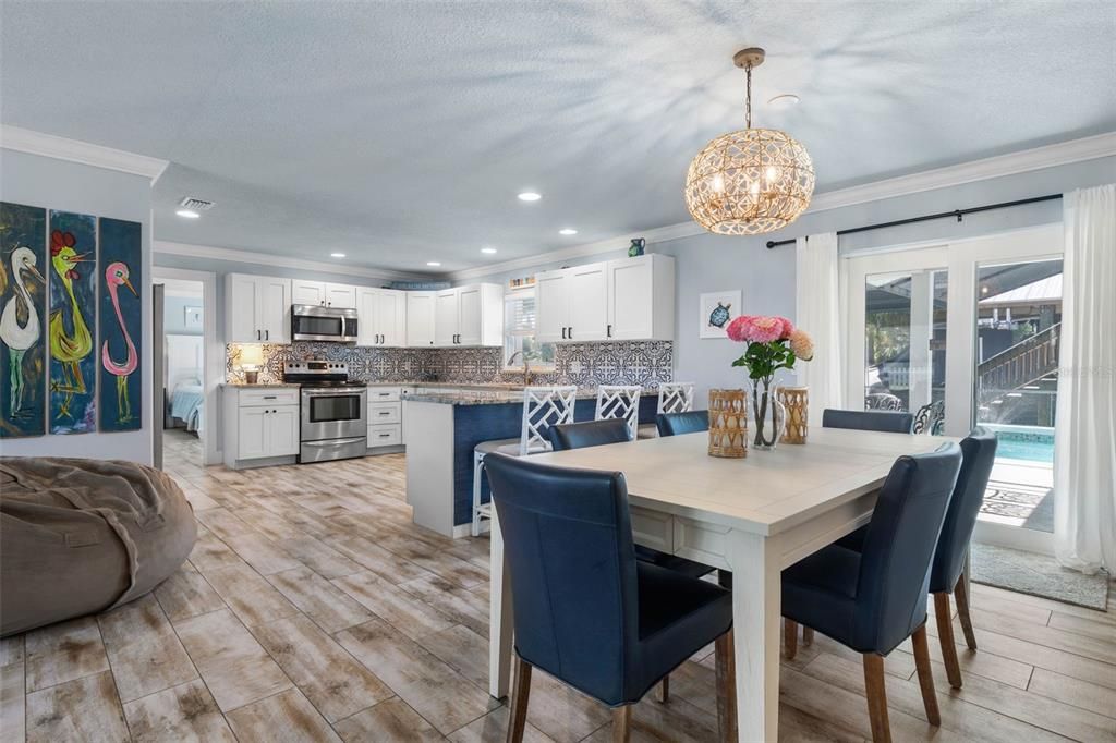 合同活跃: $875,000 (4 贝兹, 2 浴室, 1560 平方英尺)